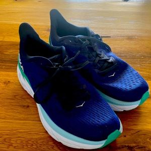 Hoka navy Clifton 8